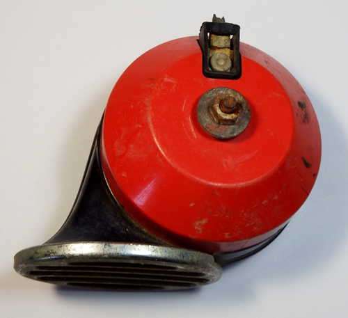 Unus horn - Padova Italy - Has a few cracks in red plastic - Untested