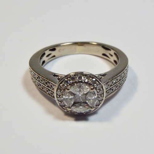 9 Karat white gold ring with 55 diamonds - 5 Centre diamonds - 1 Square plus 4 baguette