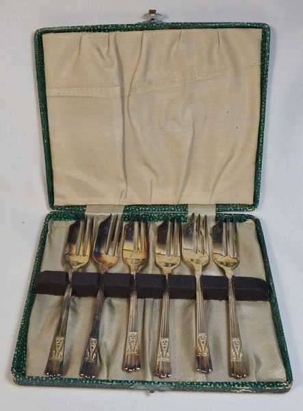 Lot of 6 Yeoman plate EPNS cake forks in original box