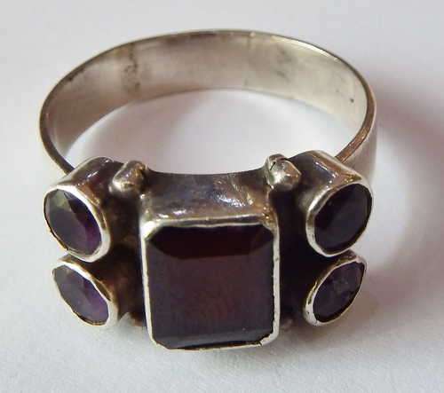 Sterling silver ring with Amethyst and glass stone - One stone chipped - Weighs 5,5 grams - Size T