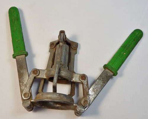 Vintage INART handheld bottle capper