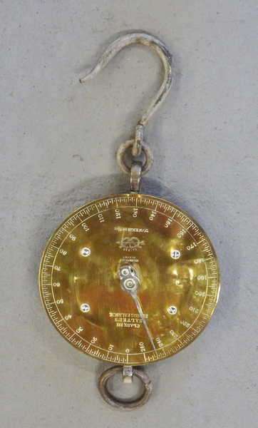 Vintage class 3 Salters spring balance hanging scale - 44 cm long - Face 20 x 20 cm
