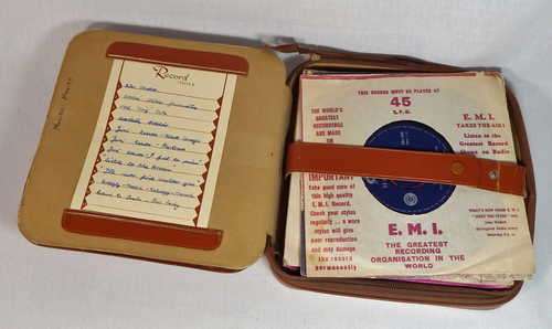 Vintage Records pouch with seven singles 45rmp records - Zip of pouch broken