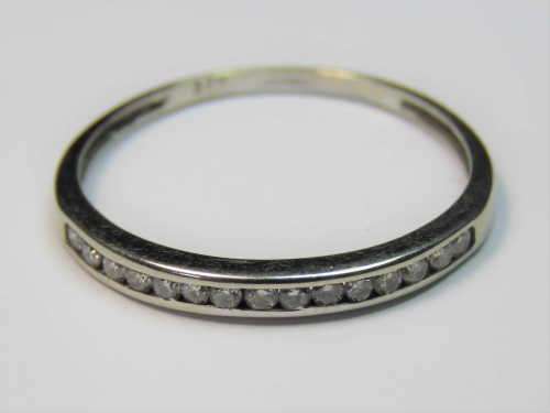 9kt White gold wedding band with 15 small diamonds - Weighs: 0.9 grams - Size: O