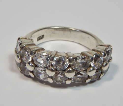 Sterling silver ring with 14 cubic zirconias - Size O - Weighs 8.5g