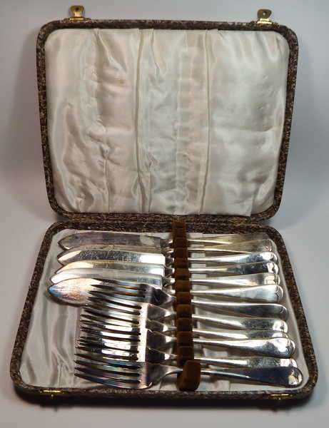Set of 12 Yeoman plate EPNS fish knives and forks in original box