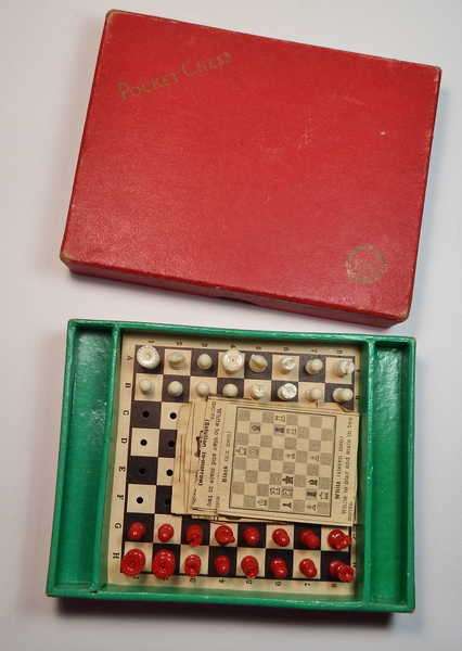 Portable vintage pocket chess set