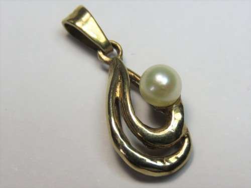 9kt yellow gold pendant with small pearl - Weighs 1 gram