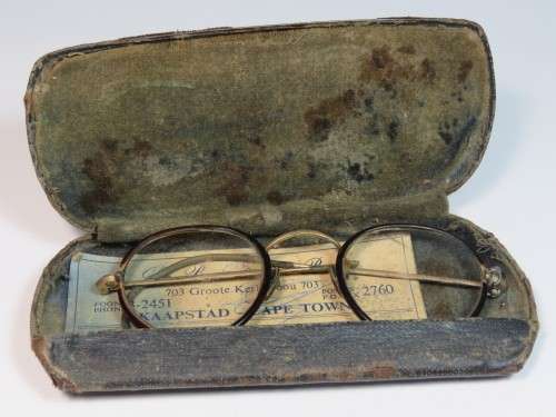 Vintage pair of goldplated glasses in case - Earpiece broken