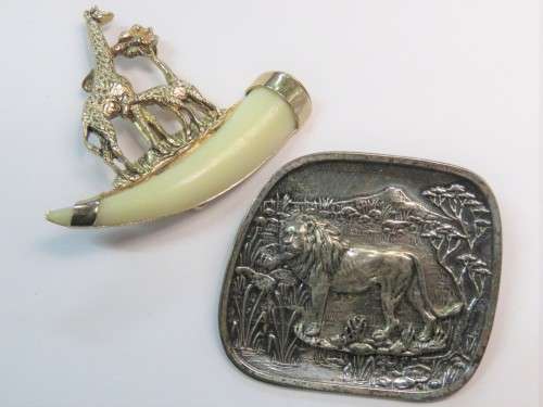Vintage Kruger Park / Wildtuin brooches with LION and GIRAFFE - Broken pins