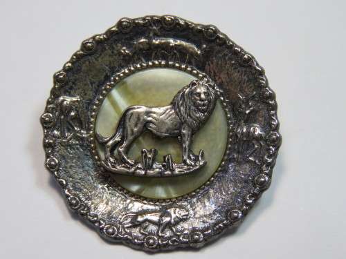 Vintage Kruger Park brooch with no markings - With lion