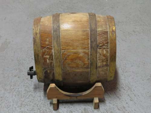 Vintage oval wine barrel - Rusted straps