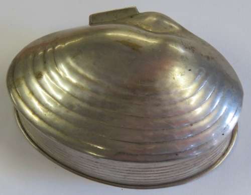 Vintage shell shaped silverplated trinket box - Lid hinge repaired