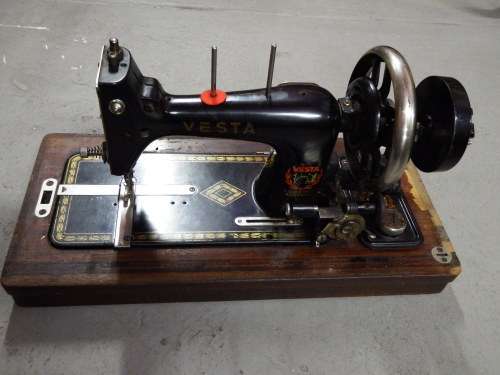 Vintage Vesta No.16 sewing machine in wooden case - Serial 1915747 - 47cm