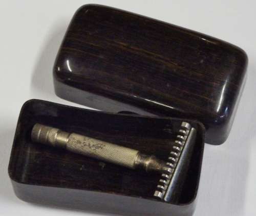Vintage Minora Saftey razor in soap box