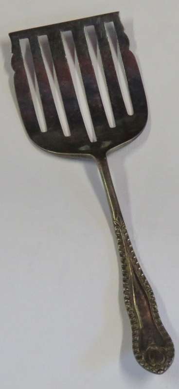 Vintage silverplated flapjack lifter