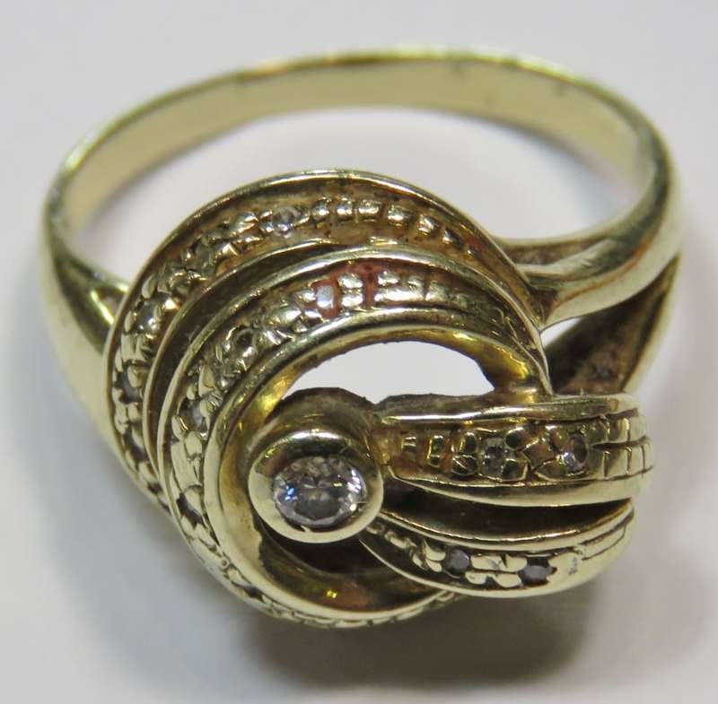 9kt Gold diamond ring with 0,07ct diamond and 15 small diamonds - Weighs 4,5 grams