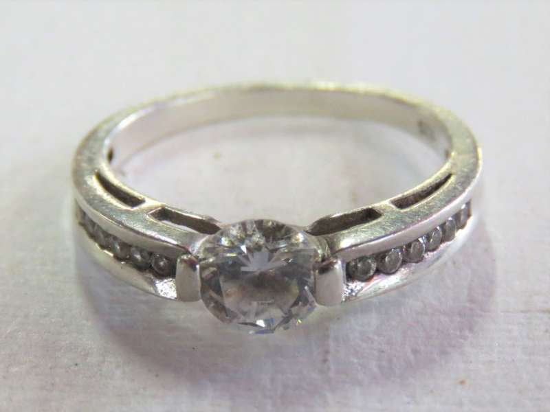 Sterling silver cubic zirconia ring - Weighs 2.4 grams - Size: K