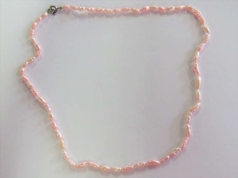 Vintage string of pink freshwater pearls with sterling silver clasp - length 43cm