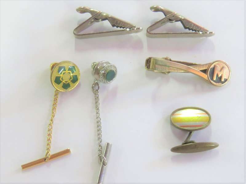 Lot of tie pins and clips