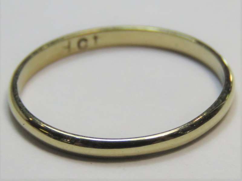 9kt Yellow Gold wedding band - Weighs 0.9 grams - Size: K