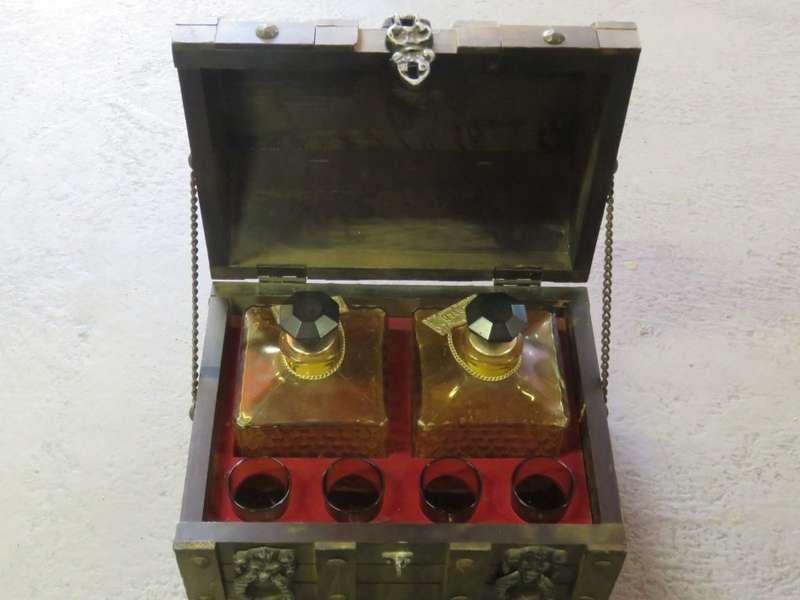Royal Craft Gin and Scotch decanter set in small chest