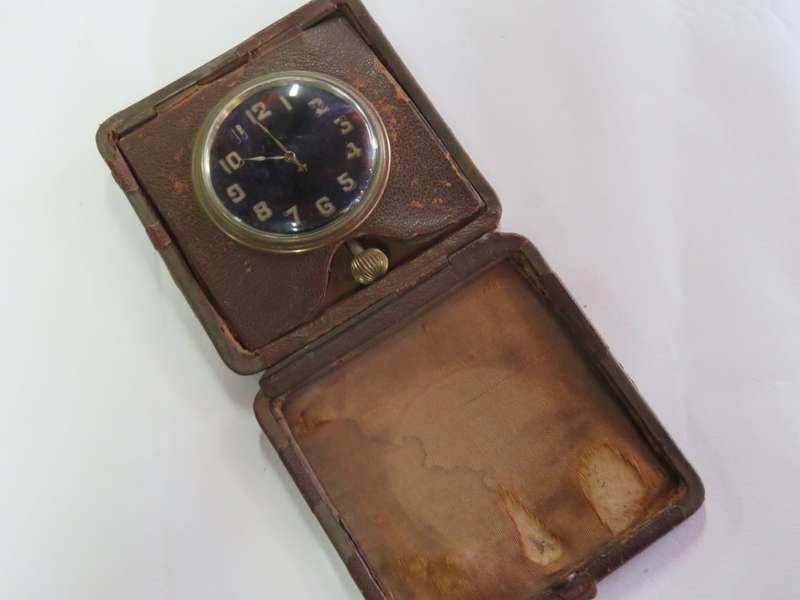 Antique 8 days travelling pocketwatch in leather case with black dial - Working