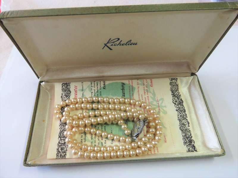 Vintage string of Richelieu imitation pearls in box with certificate