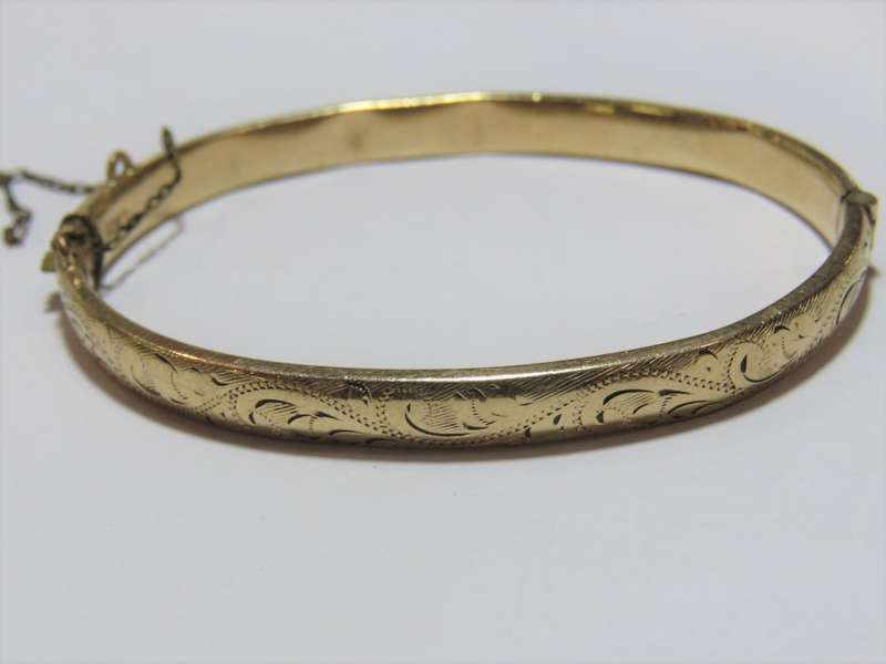 9+kt Gold Metal Core bangle with safety chain - Chain is loose - Some dents inside - Weighs 6.0 gram