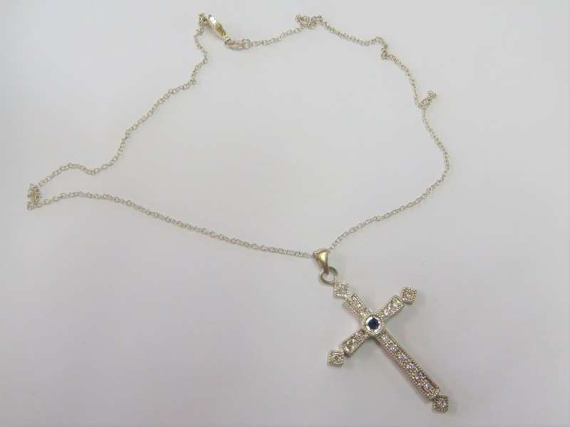 Sterling silver cross pendant with necklace - Weighs 7.0 grams