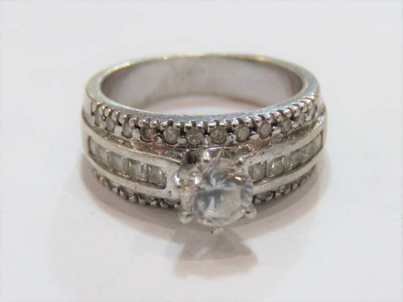 Sterling silver ring with clear stones - Size: N 1/2 - Weighs: 6.7 grams