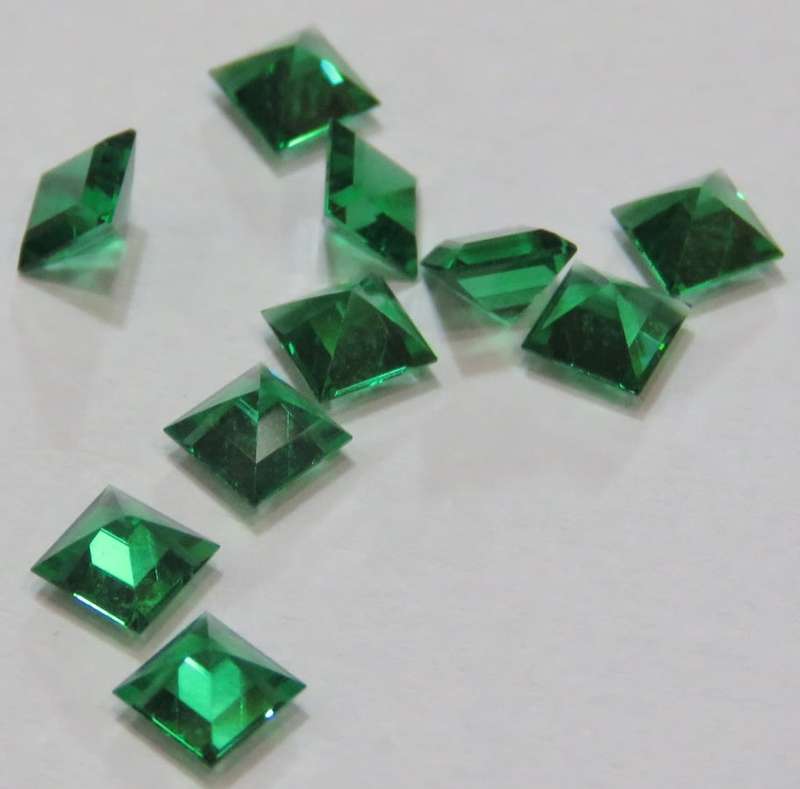 Lot of 10 square green gemstones - Unknown - 3,01 Carat