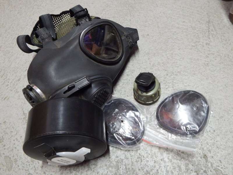 SM-90 Gas mask with extra lenses, NBC bottle cap and unused canister - Used by SWISS Army and SANDF