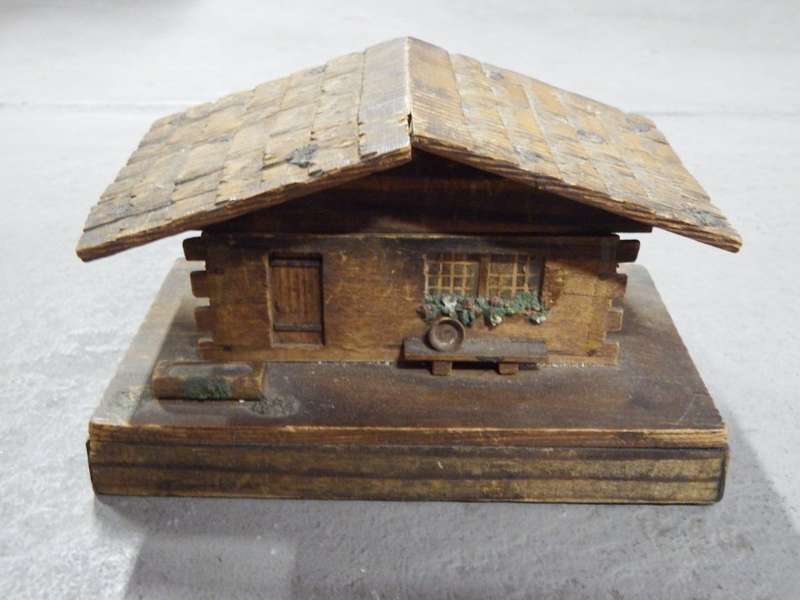 Vintage wooden house musical box - Roof repaired