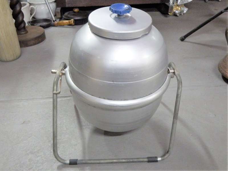 Vintage Sputnik pressure washing machine - Hand crank - Some dents - 41cm x 40cm