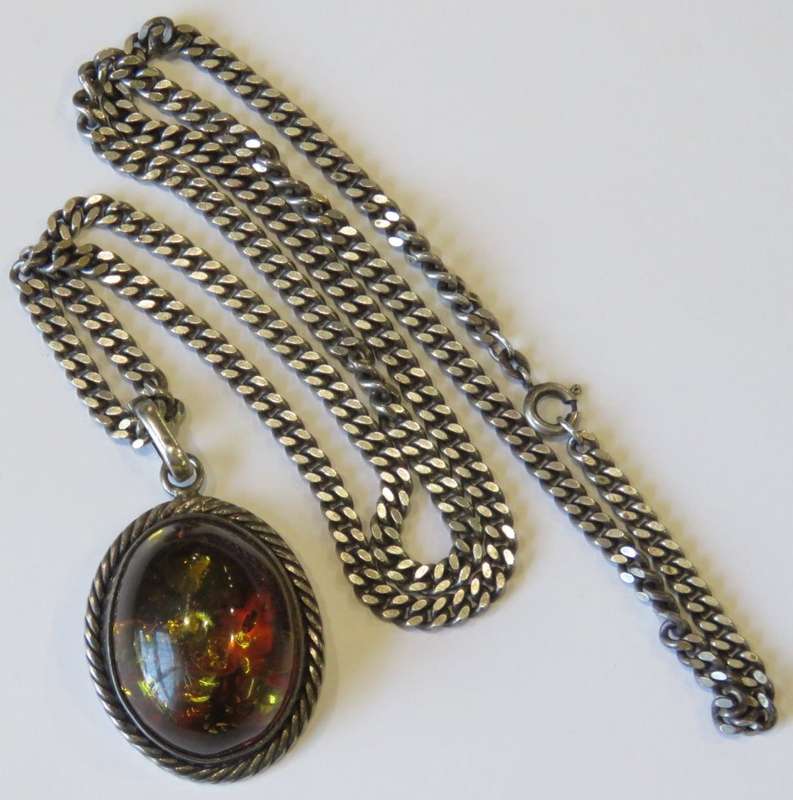 Vintage sterling silver necklace and amber pendant - Weighs 43,6 grams - Length 32 cm closed
