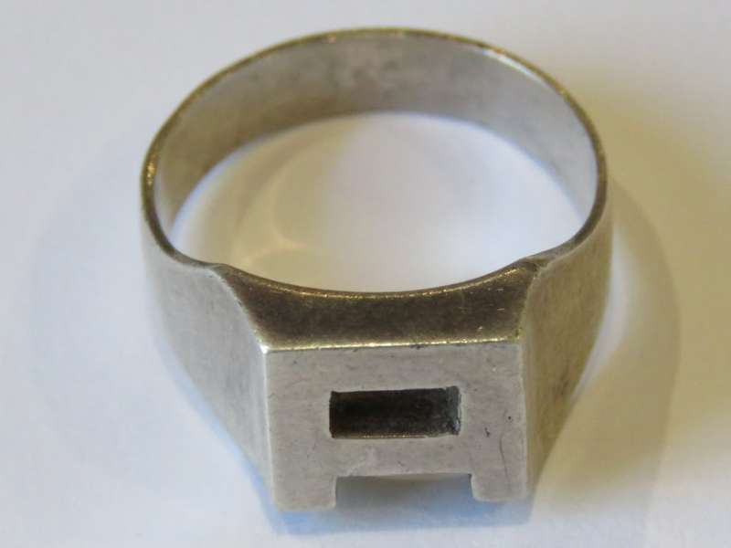 Sterling silver ring with letter A initial - Weighs 4,7 grams - Size R