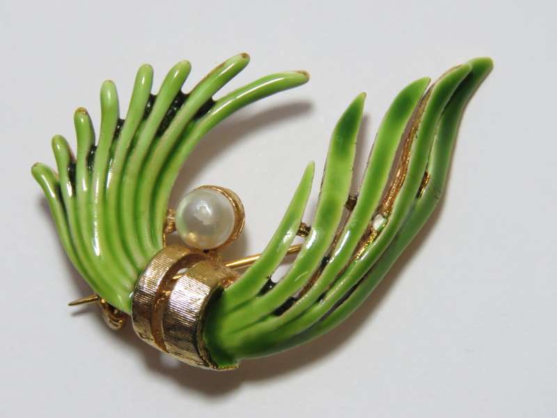 Goldplated enamel brooch
