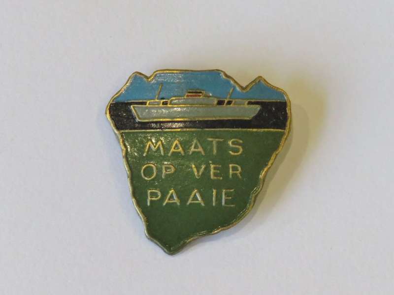 Maats op ver paaie pin badge
