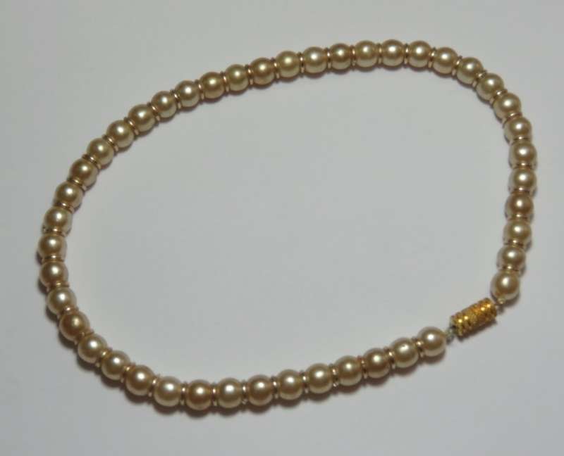 Costume jewellery imitation pearl necklace