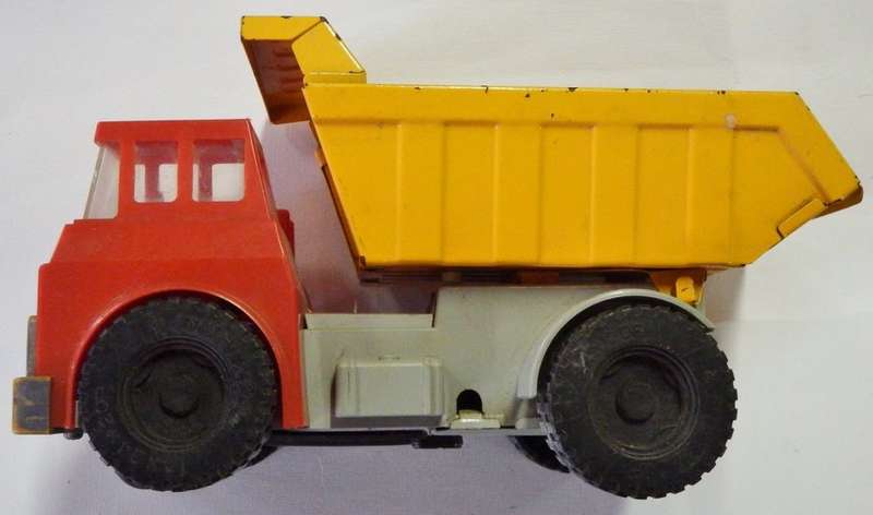 Vintage Japanese metal toy truck - Battery operated - Not working properly