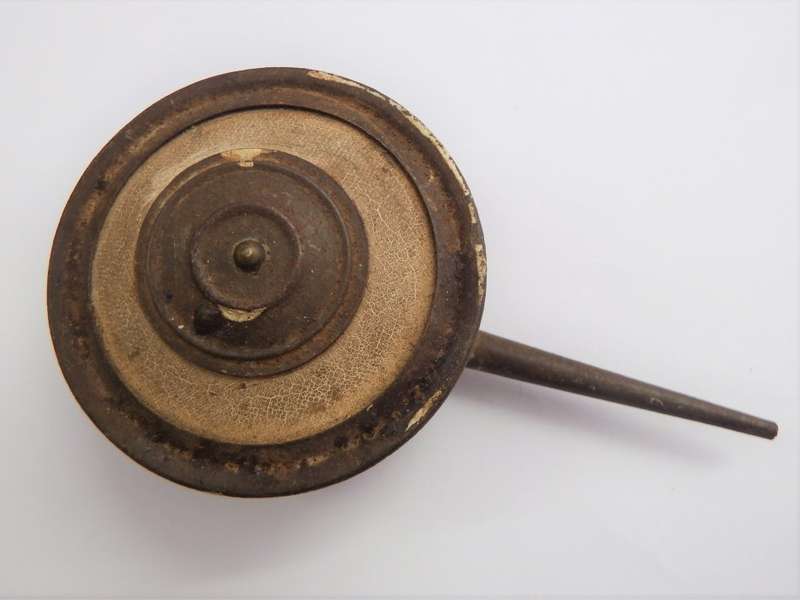 Vintage oil can with press lid