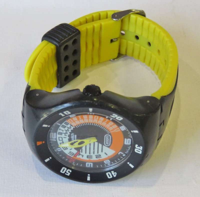Swatch fun scuba farfallino Giallo divers/scuba watch - Small tear in strap tip
