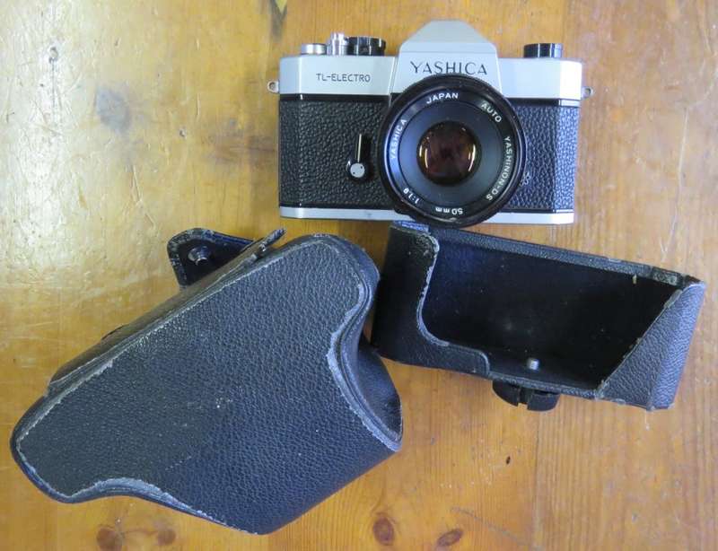 Yashica TL-Electro 35mm camera in pouch - Shutter working - Yashinon-DS 1:1,9 lens is clean
