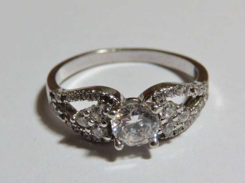 Sterling silver ring with beautiful stones - 3,1 grams - Size P