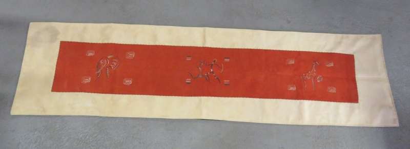 Wild life themed table throw - 48 cm x 186 cm