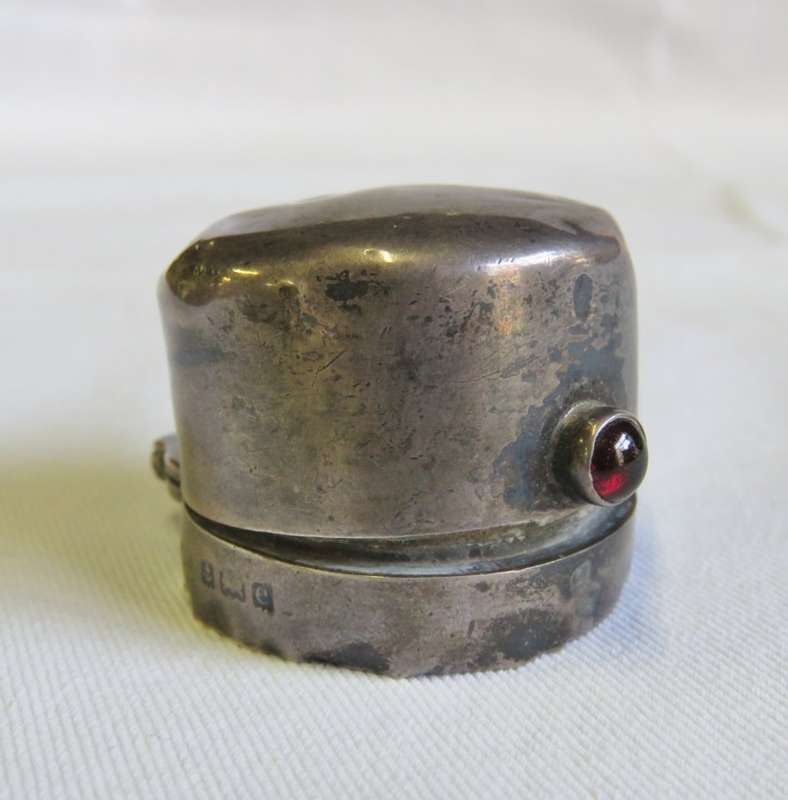 Beautiful silver lid for ink bottle