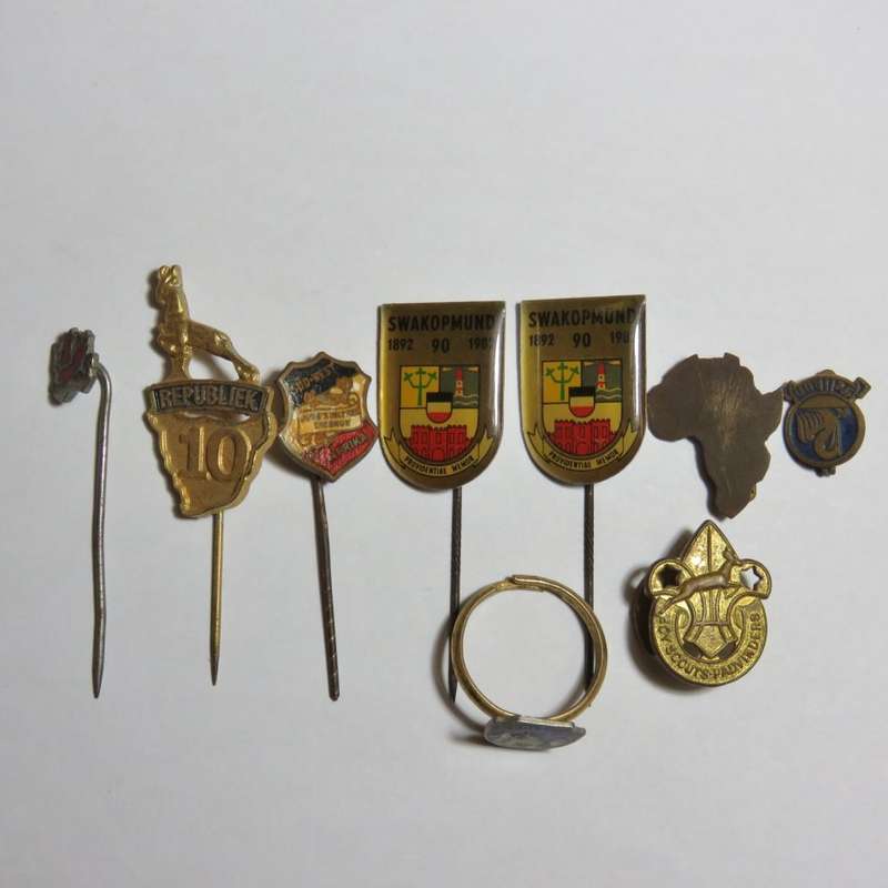 Lot of 9 vintage pin badges and ring with crest