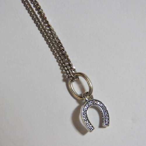 Sterling silver horse shoe charm pendant with silver necklace - Weighs 4,0 grams