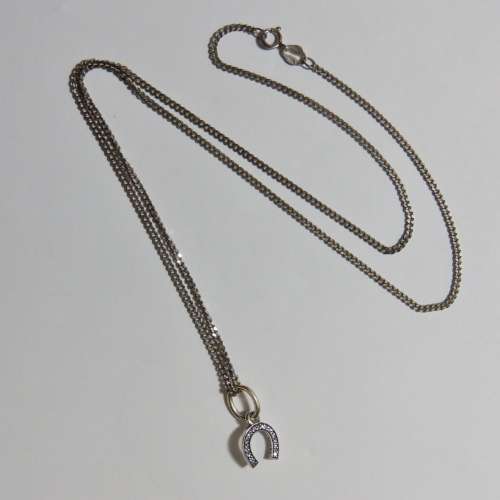 Sterling silver horse shoe charm pendant with silver necklace - Weighs 4,0 grams